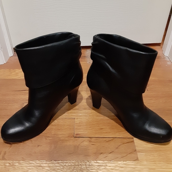 Black cuff boots with 3 in heel. - Picture 3 of 4